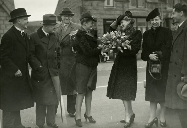 Hana Benešová za války v Anglii v perziánovém kožichu, 1941. Zdroj: Národní muzeum Fotografie. 6) Hana Benešová za války v Anglii v perziánovém kožichu, 1941. Zdroj: Národní muzeum