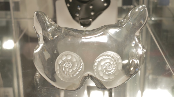 Maska kočky od Petra Nikla. Zdroj: Národní muzeum Fotografie. Maska kočky od Petra Nikla. Zdroj: Národní muzeum