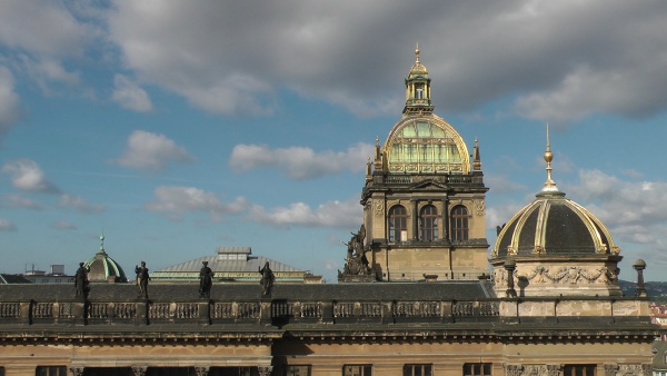 Sochy na levé boční balustrádě. Zdroj: Národní muzeum Fotografie. Sochy na levé boční balustrádě. Zdroj: Národní muzeum