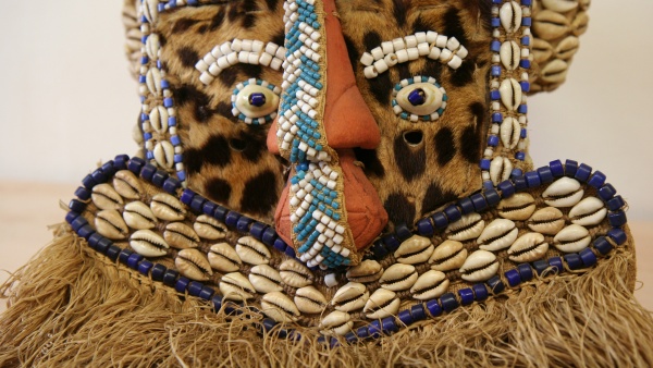 Maska dobra. Zdroj: Národní muzeum Fotografie. Maska dobra. Zdroj: Národní muzeum