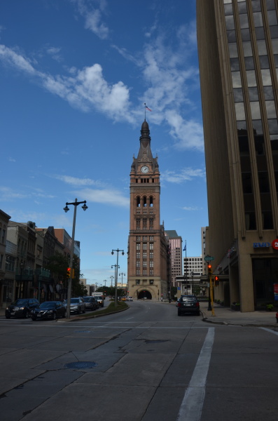 Fotografie. Pohled na radnici v Milwaukee a řadu domů v současnosti. Foto P. Onderka, 2015.