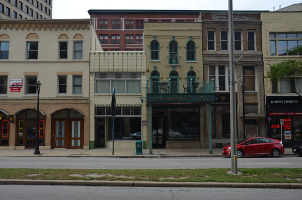 Fotografie. Současný pohled na blok domů. Foto P. Onderka, 2015.