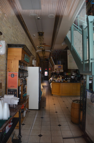 Fotografie. Interiér kavárny Waterfront Deli. Foto P. Onderka, 2015.