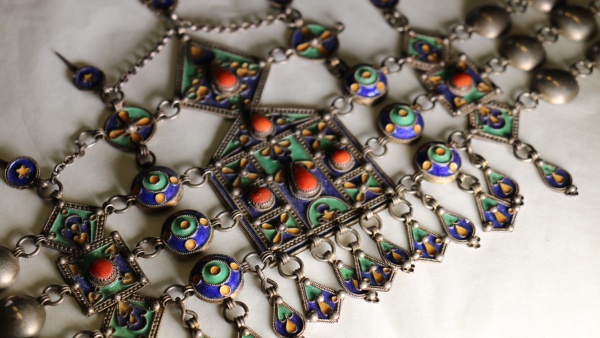 Kabylská čelenka ve sbírkách Náprstkova muzea. Zdroj: Národní muzeum Fotografie. Kabylská čelenka ve sbírkách Náprstkova muzea. Zdroj: Národní muzeum