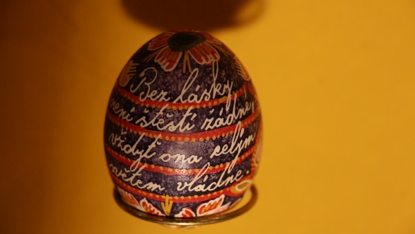 Kraslice s napsaným vzkazem. Zdroj: Národní muzeum Fotografie. Kraslice s napsaným vzkazem. Zdroj: Národní muzeum
