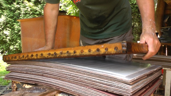 Vyklopení papíru ze síta na podložku. Zdroj: Národní muzeum Fotografie. Vyklopení papíru ze síta na podložku. Zdroj: Národní muzeum