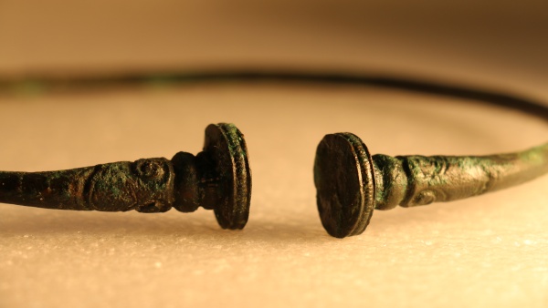 Laténský nákrčník z Bohušovic na Ohří. Zdroj: Národní muzeum Fotografie. Laténský nákrčník z Bohušovic na Ohří. Zdroj: Národní muzeum