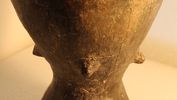 Typické pupíky společně s dutým tělem jsou signifikantní znaky bubnu. Zdroj: Národní muzeum Fotografie. Typické pupíky společně s dutým tělem jsou signifikantní znaky bubnu. Zdroj: Národní muzeum