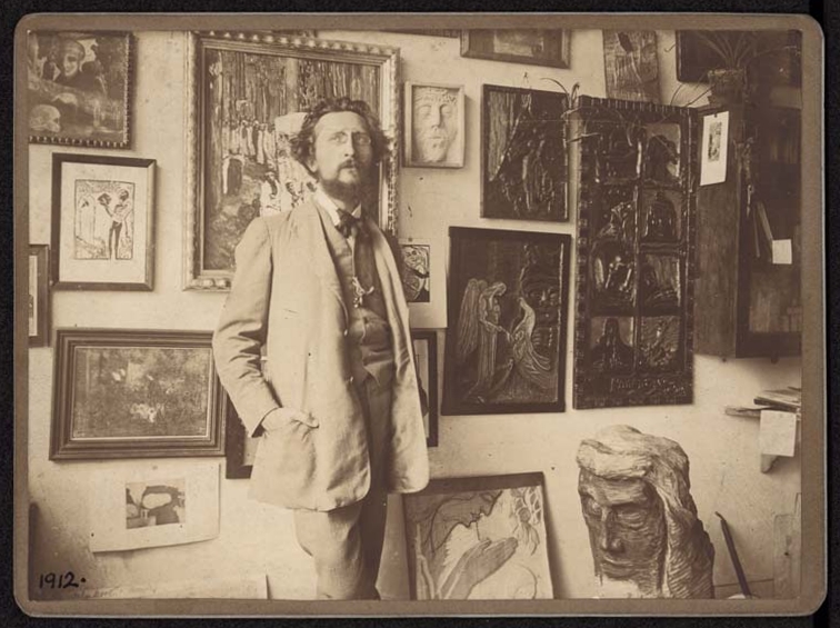 Fotografie. Josef Váchal ve svém ateliéru v Kladské ulici v Praze, 1912. Foto Josef Váchal samospouští. Národní muzeum.