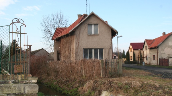 Současná podoba roddiného domu Palachových. Zdroj: Národní muzeum Fotografie. Současná podoba roddiného domu Palachových. Zdroj: Národní muzeum