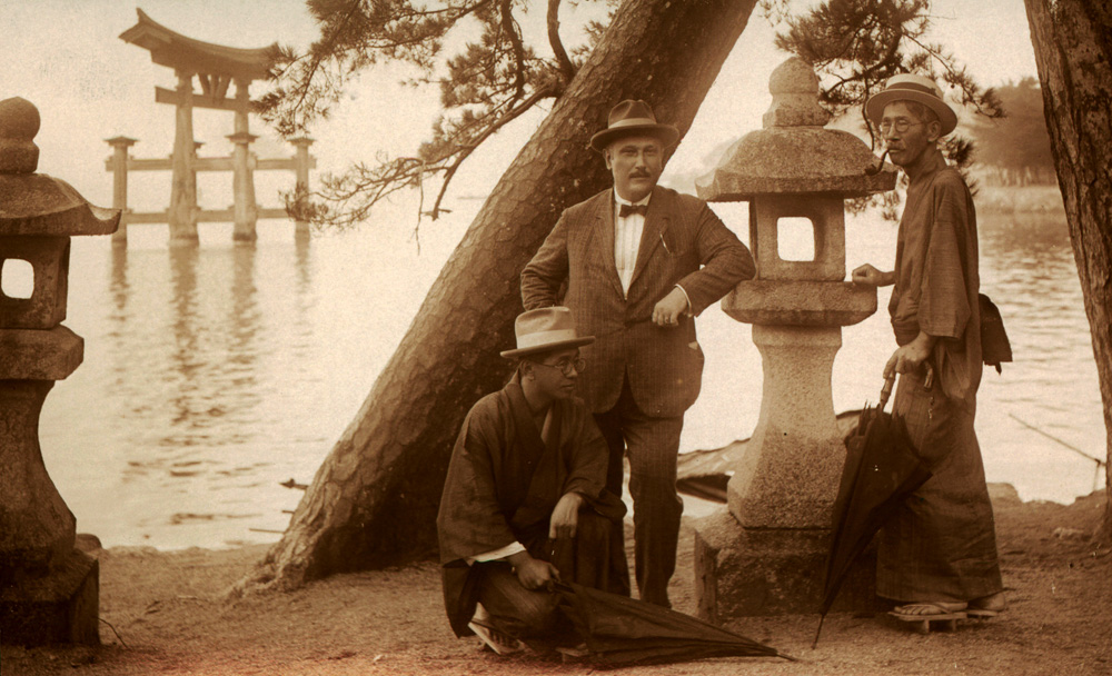 Joe Hloucha v Japonsku s přáteli. Zdroj: Národní muzeum Fotografie tří mužů - Joe Hloucha v Japonsku s přáteli