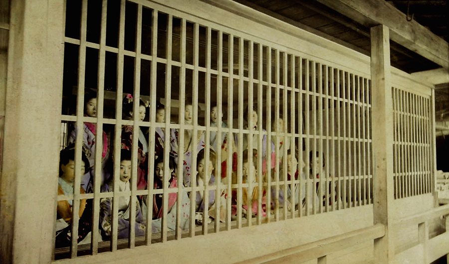 Kurtizány ve výkladní skříni, černobílá, ručně kolorovaná fotografie, neznámý fotograf. Zakoupeno patrně v roce 1906, sbírka Joe Hlouchy. Zdroj: Národní muzeum Kurtizány ve výkladní skříni, černobílá, ručně kolorovaná fotografie, neznámý fotograf. Zakoupeno patrně v roce 1906, sbírka Joe Hlouchy. Zdroj: Národní muzeum