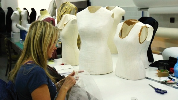 Každý korpus vznikal na míru oděvu, který na něm bude vystaven. Zdroj: Národního muzea Fotografie. Každý korpus vznikal na míru oděvu, který na něm bude vystaven. Zdroj: Národního muzea