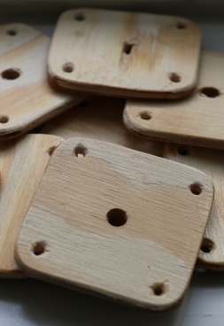 Fotografie. Ukázka dřevěných karetek. Zdroj: Národní muzeum