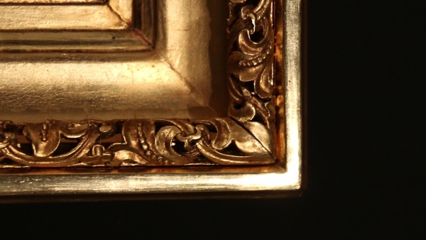 Ukázka bohatě zdobeného zlaceného rámu. Zdroj: Národní muzeum Fotografie. Ukázka bohatě zdobeného zlaceného rámu. Zdroj: Národní muzeum