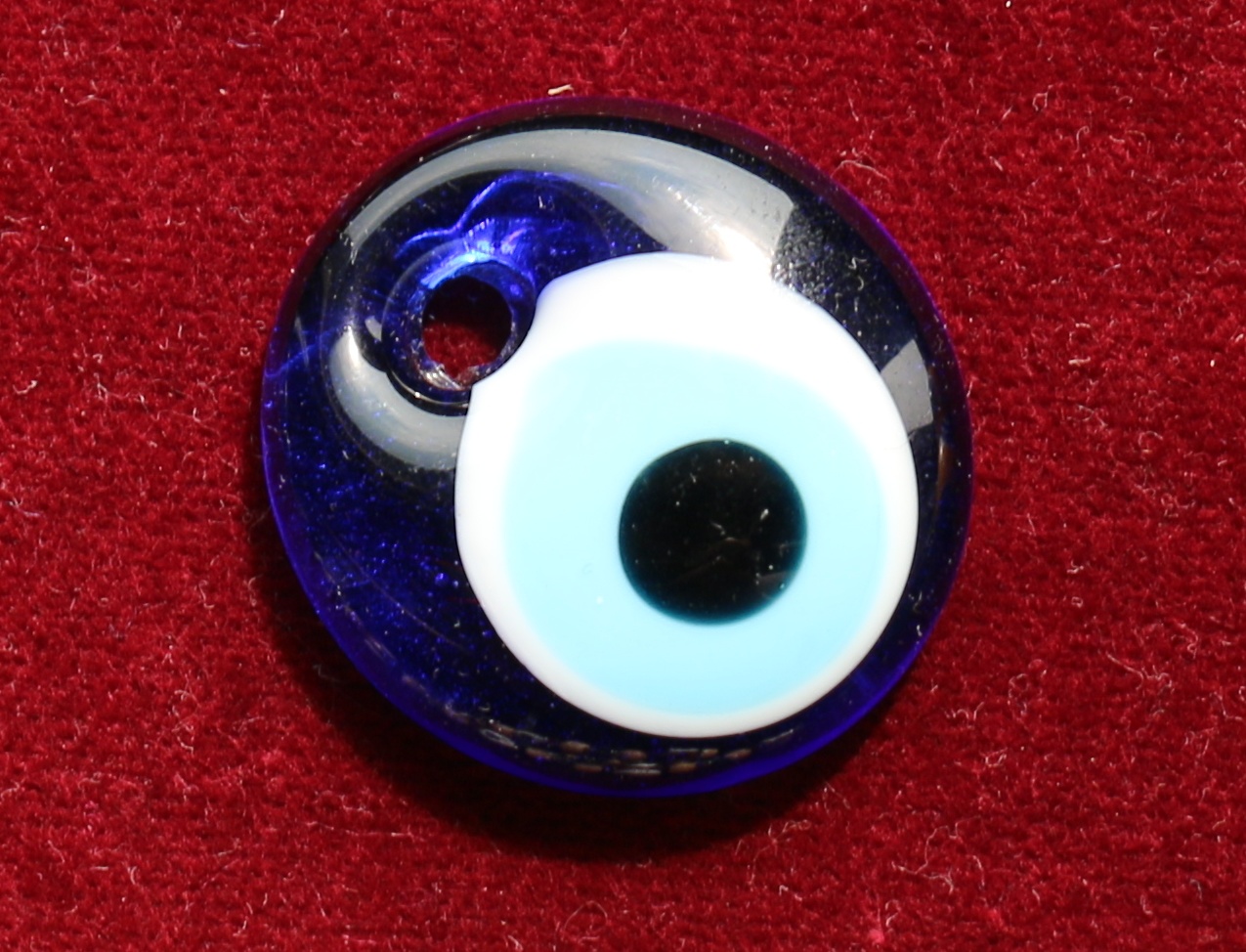 Fotografie. Současné turecké korálky sloužící jako amulet. Zdroj: Národní muzeum