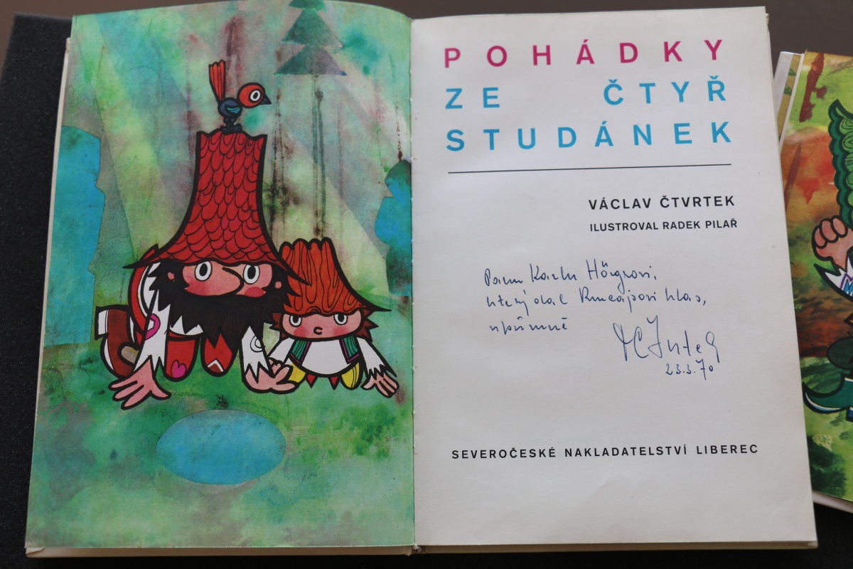 Kniha s dedikací, která patřila Karlu Högerovi. Zdroj: Národní muzeum Fotografie. Kniha, která patřila Karlu Högerovi s dedikcí. Zdroj: Národní muzeum