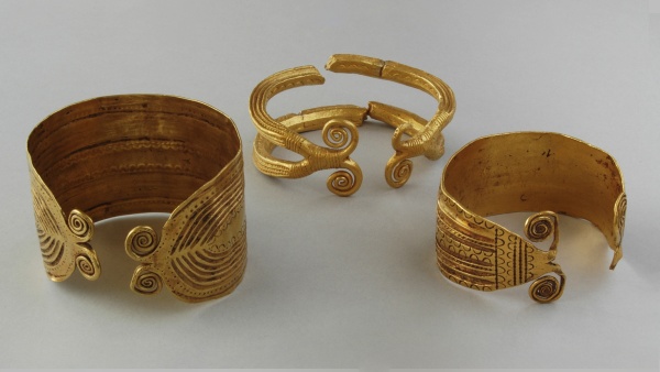 Mezi luxusními výrobky mohylových kultur střední doby bronzové (asi 1550 až 1300 př. n. l.) se objevují i nádherně zdobené zlaté náramky. Foto L. Káchová. Fotografie. Mezi luxusními výrobky mohylových kultur střední doby bronzové (asi 1550 až 1300 př. n. l.) se objevují i nádherně zdobené zlaté náramky. Foto L. Káchová.