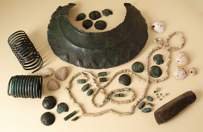 Mimořádně bohatý soubor obsahující velký počet ozdob z mědi pochází ze skříňkového hrobu z Velvar a je datován do doby kolem roku 3200 př. n. l. V pozdní době kamenné (eneolitu), ze které hrob pocházel, se na našem území teprve poskrovnu objevovaly první měděné výrobky. Foto L. Káchová. Fotografie. Mimořádně bohatý soubor obsahující velký počet ozdob z mědi pochází ze skříňkového hrobu z Velvar a je datován do doby kolem roku 3200 př. n. l. V pozdní době kamenné (eneolitu), ze které hrob pocházel, se na našem území teprve poskrovnu objevovaly první měděné výrobky. Foto L. Káchová.