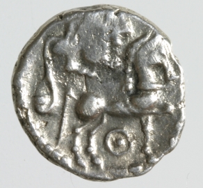 Fotografie. Keltská stříbrná mince s vyobrazením koně z oppida ve Stradonicích u Nižboru (1. pol. 1. stol. př. n. Nejstarší mince se v Česku objevují v pokročilém 4. stol. př. n. l., v průběhu 3. stol. př. n. l. se zde začínají mince i razit. Foto L. Káchová.