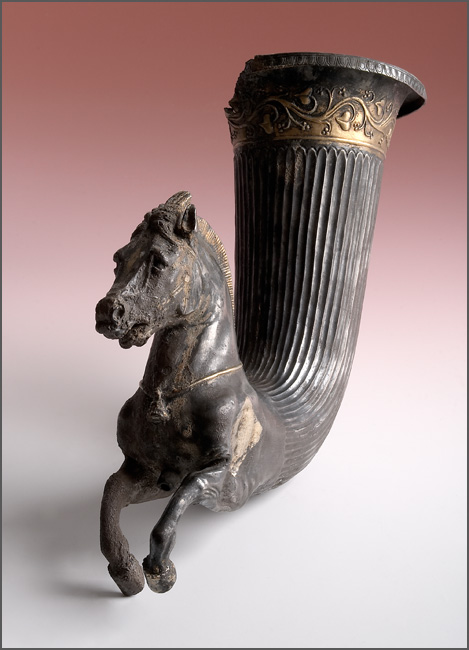 Fotografie. Stříbrné, částečně pozlacené rhyton s přední částí vzpínajícího se koně. Řecká práce zhotovená snad kovotepeckou dílnou v jihoitalském Tarentu na konci 4. století př. n. l. Unikátní kus byl údajně nalezený v Thrákii. Foto J. Vaněk.