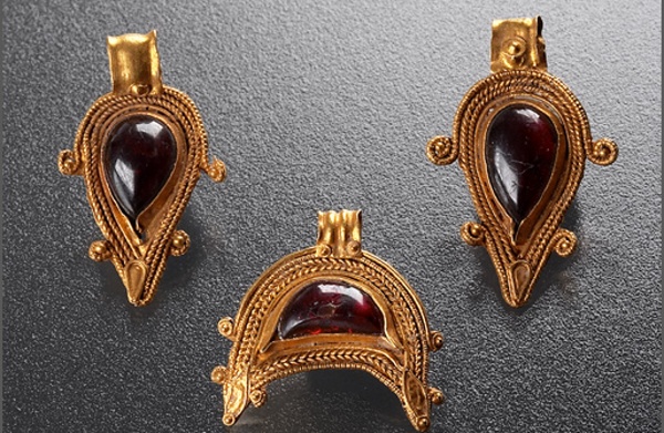 Zlaté půlměsícovité filigránové přívěsky se syrským granátem jsou helénistickou prací ze 2. stol. př. n. l. Foto J. Vaněk. Fotografie. Zlaté půlměsícovité filigránové přívěsky se syrským granátem jsou helénistickou prací ze 2. stol. př. n. l. Foto J. Vaněk.