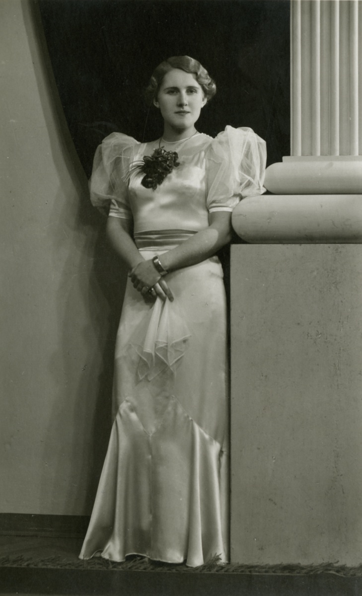 Marie Spejchalová v plesových šatech, 1936. Zdroj: Národní muzeum