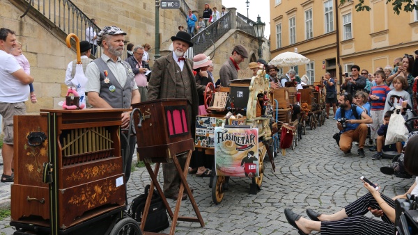 Fotografie. Koncert flašinetářů na Kampě. Zdroj: Národní muzeum