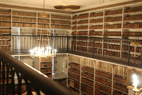 Fotografie. Pohled do Nostické knihovny. Zdroj: Národní muzeum Fotografie. Pohled do Nostické knihovny. Zdroj: Národní muzeum