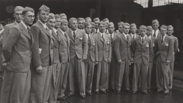 Pánská část výpravy při odjezdu na OH v Berlíně v roce 1936. Zdroj: Národní muzeum Fotografie. Pánská část výpravy při odjezdu na OH v Berlíně v roce 1936. Zdroj: Národní muzeum