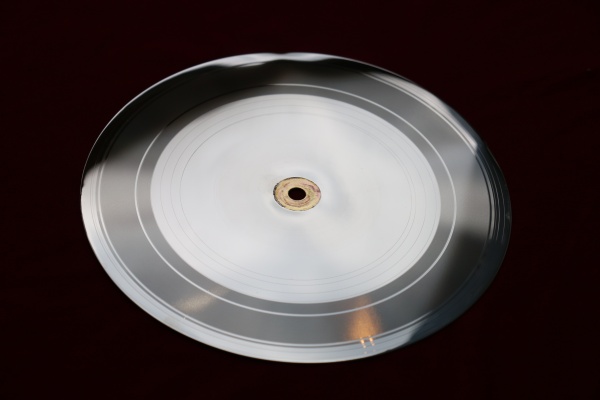 Kovová gramofonová deska na které jsou zakódovány dokumenty Národního muzea. Zdroj: Národní muzeum Fotografie. Kovová gramofonová deska, na které jsou zakódovány dokumenty Národního muzea. Zdroj: Národní muzeum