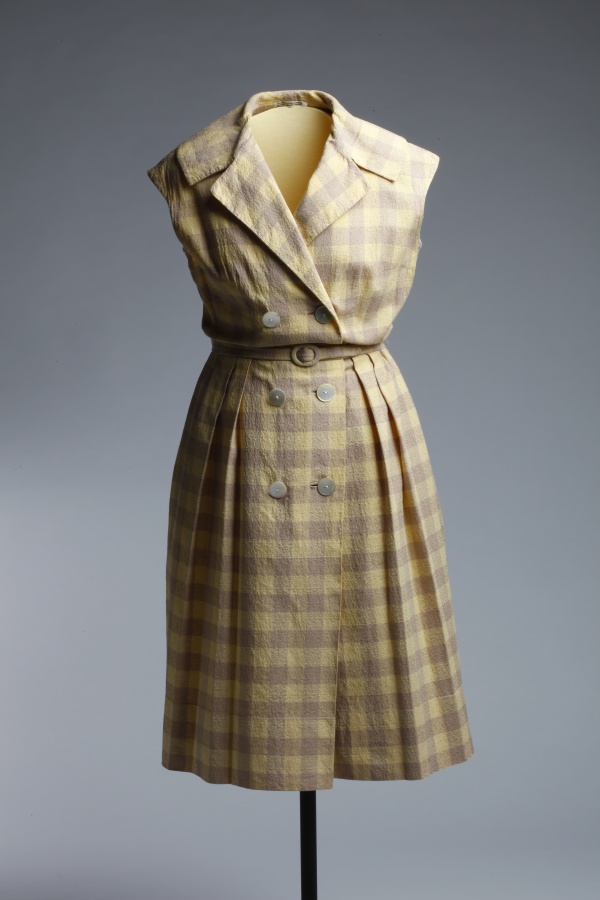 Fotografie. Šaty dámské košilové s kostkovaným vzorem, bavlna, Módní závody Praha pro Dům módy, 1956–1960. Zdroj: Národní muzeum