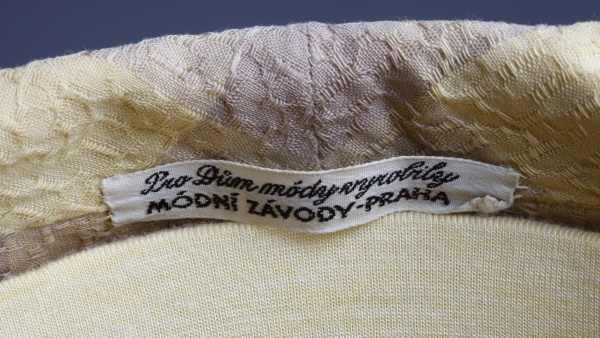 „Pro Dům módy vyrobily Módní závody Praha“. Zdroj: Národní muzeum Fotografie. „Pro Dům módy vyrobily Módní závody Praha“. Zdroj: Národní muzeum