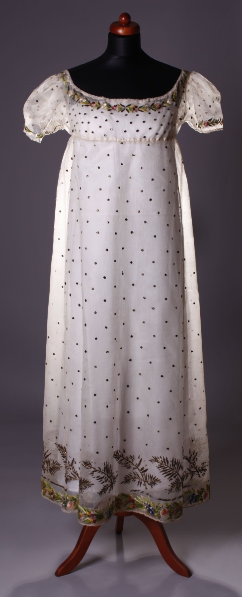 Fotografie. Svatební šaty Marie Luisy Habsbursko-Lotrinské, dcery rakouského císaře Františka I. Zdroj: Národní muzeum