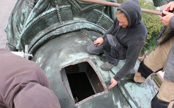 Při revizi navštívili restaurátoři sochu i uvnitř. Zdroj: Národní muzeum Fotografie. Při revizi navštívili restaurátoři sochu i uvnitř. Zdroj: Národní muzeum