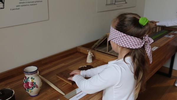 V rámci doprovodných programů si mohou návštěvníci vyzkoušet svět nevidomých. Zdroj: Národní muzeum V rámci doprovodných programů si mohou návštěvníci vyzkoušet svět nevidomých. Zdroj: Národní muzeum