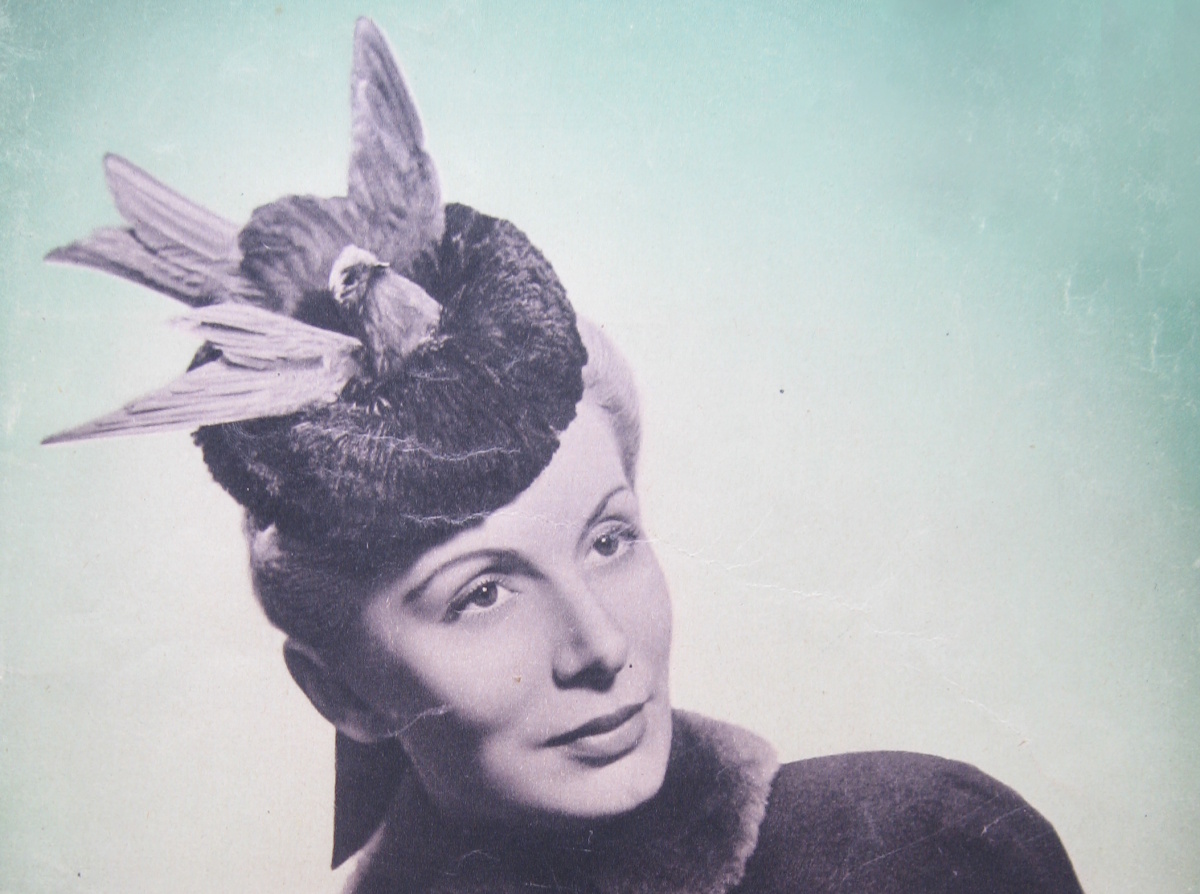 Fotografie. Eva, 1942 dekorace s ptáky. Zdroj: Národní muzeum