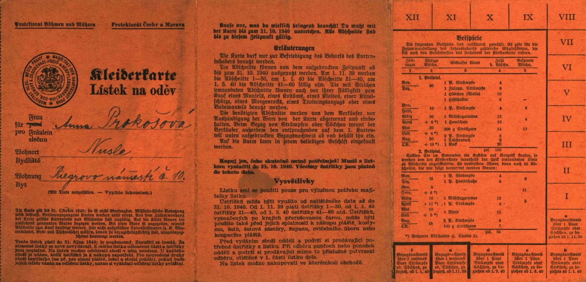 Přídělový lístek na oděv (takzvaná šatenka). Zdroj: Národní muzeum Fotografie. Přídělový lístek na oděv, tzv. šatenka. Zdroj: Národní muzeum