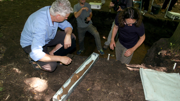 Fotografie hrobu "bojovníka", který se našel v mikulčickém podhradí v poloze Kostelisko