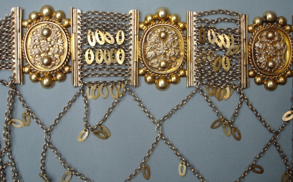 Pás k ženskému slavnostnímu kroji, stříbrný, místy pozlacený. Asi dílna Antonína Wybraniece (1861–1940) z Těšína. Slezsko, okolí Českého Těšína, 90. léta 19. století. Etnografické oddělení Národního muzea, H4-102343. Zdroj: Monika Tauberová 2012 Pás k ženskému slavnostnímu kroji, stříbrný, místy pozlacený. Asi dílna Antonína Wybraniece (1861–1940) z Těšína. Slezsko, okolí Českého Těšína, 90. léta 19. století. Etnografické oddělení Národního muzea, H4-102343. Zdroj: Monika Tauberová 2012