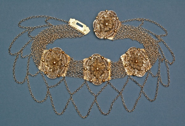 Pás ženský, stříbrný, řetízkový, destičky jsou spojovány 11 stříbrnými řetízky. Slezsko, Český Těšín, 90. léta 19. století. Etnografické oddělení Národního muzea, H4-26241. Zdroj: Monika Tauberová 2012 Pás ženský, stříbrný, řetízkový, destičky jsou spojovány 11 stříbrnými řetízky. Slezsko, Český Těšín, 90. léta 19. století. Etnografické oddělení Národního muzea, H4-26241. Zdroj: Monika Tauberová 2012