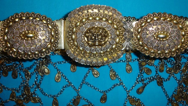 Pás stříbrný ženský, filigránový, s obdélnými pozlacenými destičkami. Pás stříbrný ženský, filigránový, s obdélnými pozlacenými destičkami. Puncovní značka „AH“ zlatník Adolf Horak (1902–1970) působící v Těšíně. Slezsko, Těšínsko, 30. léta 20. století. Etnografické oddělení Národního muzea, H4-84163. Zdroj: Monika Tauberová 2012 Pás stříbrný ženský, filigránový, s obdélnými pozlacenými destičkami. Pás stříbrný ženský, filigránový, s obdélnými pozlacenými destičkami. Puncovní značka „AH“ zlatník Adolf Horak (1902–1970) působící v Těšíně. Slezsko, Těšínsko, 30. léta 20. století. Etnografické oddělení Národního muzea, H4-84163. Zdroj: Monika Tauberová 2012