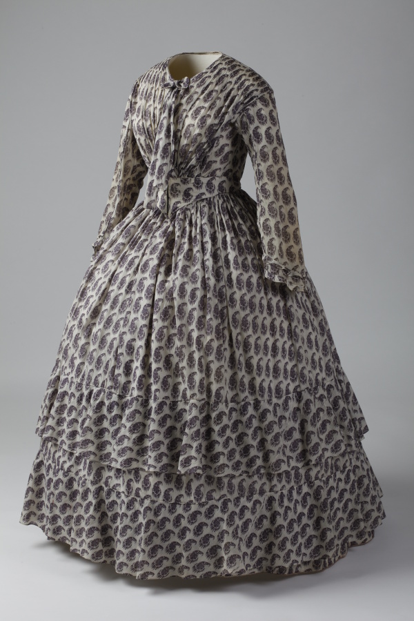 Šaty dámské bílé s fialovým paisley vzorem, tištěný bavlněný batist, 1850–1860.