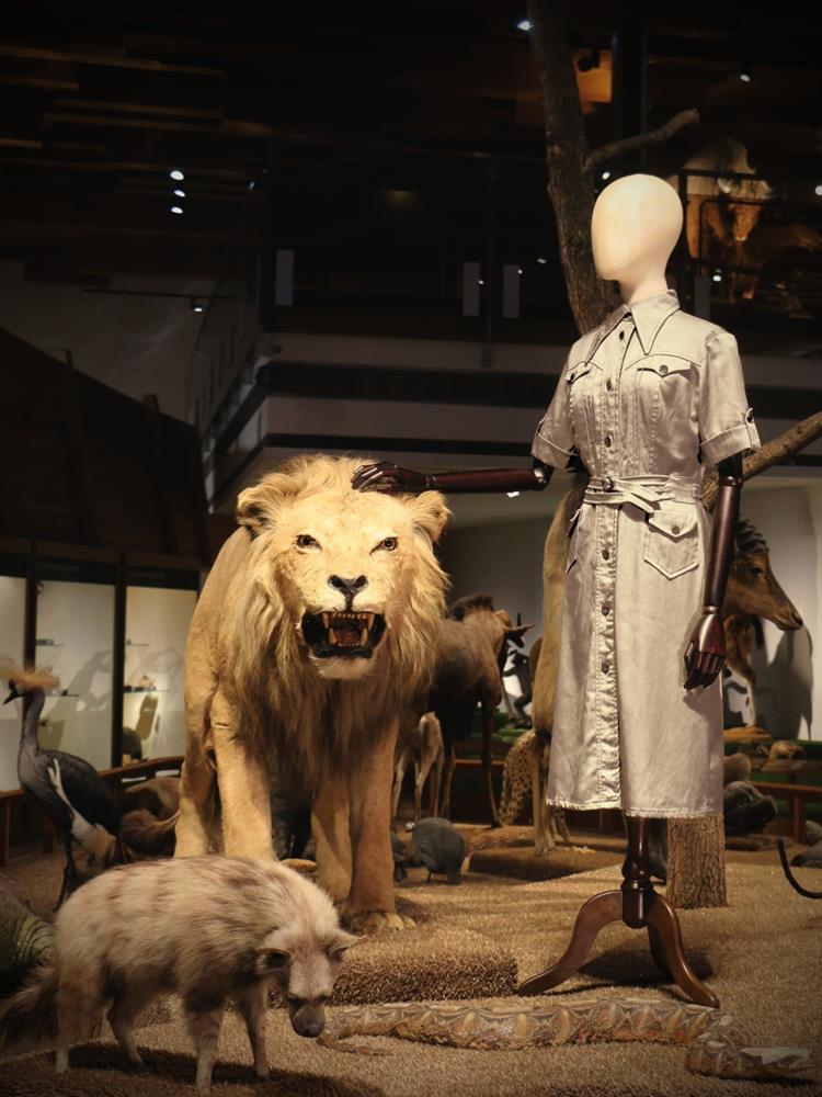 Šaty dámské ve stylu safari, bavlněný denim, import Maďarsko, 1978. Zdroj: Národní muzeum