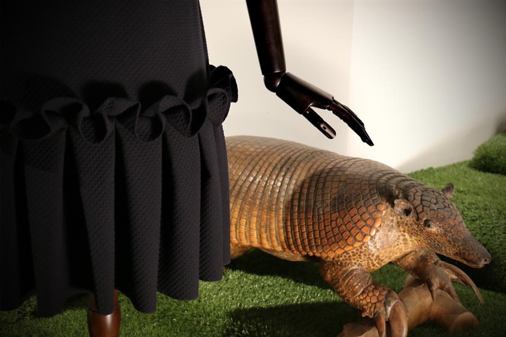 Šaty temně modré se sníženým pasem a textilní dekorací, 49 % polyester, 48 % viskóza, 3 % elastan, pietro filipi, 2015. Zdroj: Národní muzeum