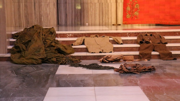 Vybavení parašutistů, včetně repliky dobového padáku. Zdroj: Národní muzeum Vybavení parašutistů, včetně repliky dobového padáku. Zdroj: Národní muzeum