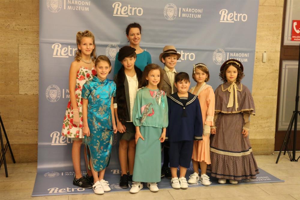 Společná fotka s autorkou výstavy Retro Miroslavou Burianovou. Zdroj: Národní muzeum