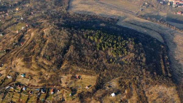 V levé části pohledu na kopec Křemín je patrný stejnojmenný fort nového předmostí, který zde byl vybudován v roce 1866. Zdroj: Pevnost Terezín: proti pruské rozpínavosti