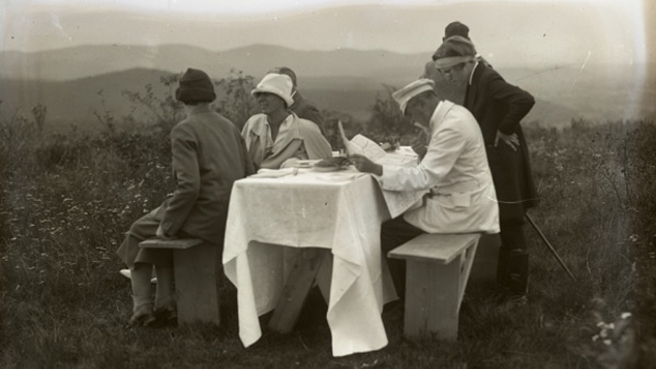 Tomáš Garrigue Masaryk in white suit. Photo: National muzeum