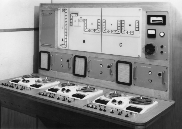 The control table for the automatic guide, with the scheme of the guide divided into three sections and „57 stops“. The part of the showcase with which the commentary was concerned would light up on the scheme. Source: Archive of the Department of Prehistory and Classical Antiquity, National Museum Documents for the Prehistory of Czechoslovakia exhibition.